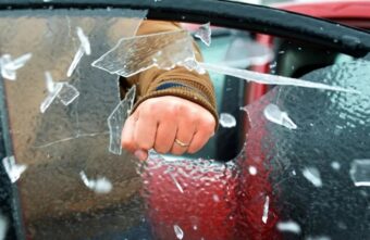 Поджигателю автомобиля в Тверской области удалось помириться с потерпевшей Поджигателю автомобиля в Тверской области удалось помириться с потерпевшей