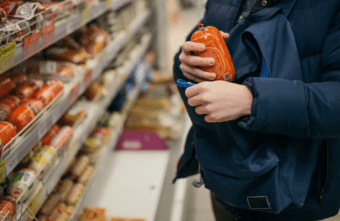 Молодой человек дважды украл еду из магазина, но был пойман с поличным Молодой человек дважды украл еду из магазина, но был пойман с поличным