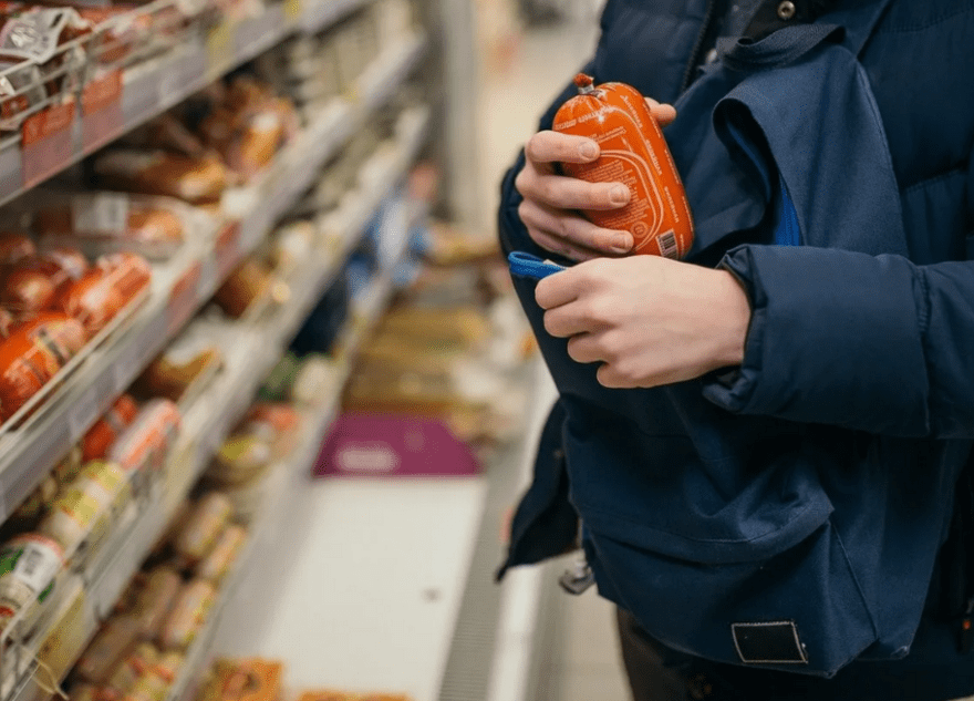 Молодой человек дважды украл еду из магазина, но был пойман с поличным