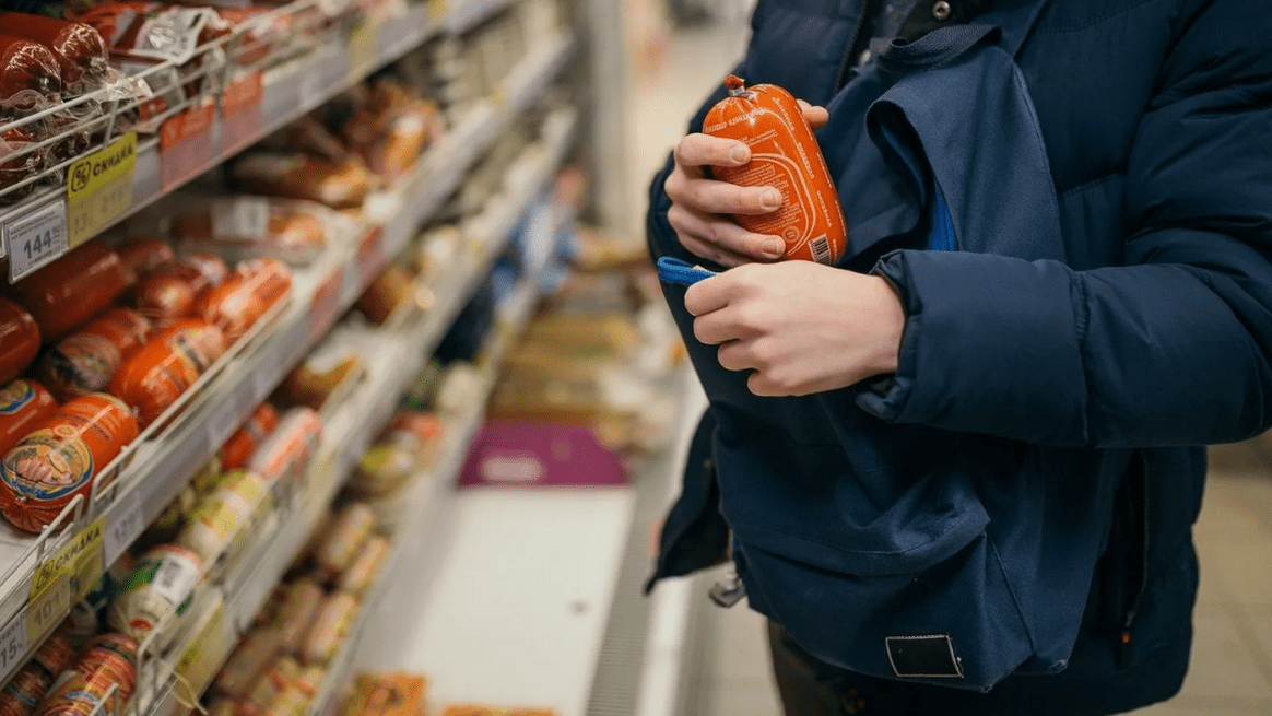 Молодой человек дважды украл еду из магазина, но был пойман с поличным