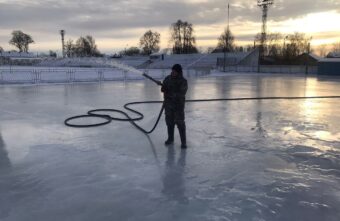 В Вышневолоцком округе заливают катки в городе и на сельских территориях