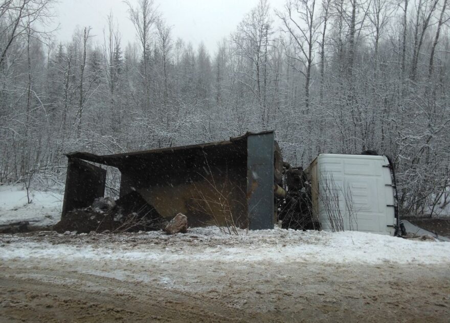 В Тверской области грузовик съехал с дороги