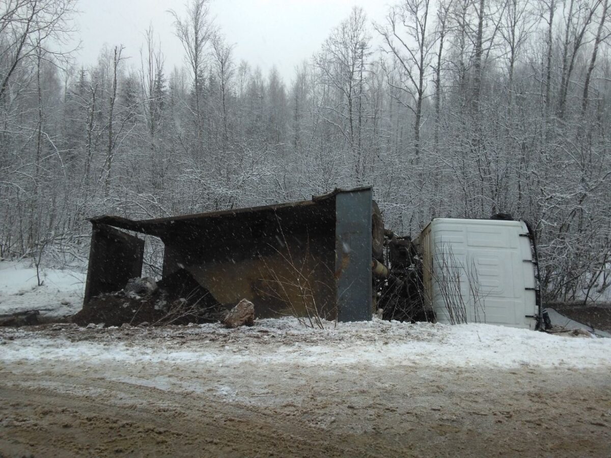 В Тверской области грузовик съехал с дороги