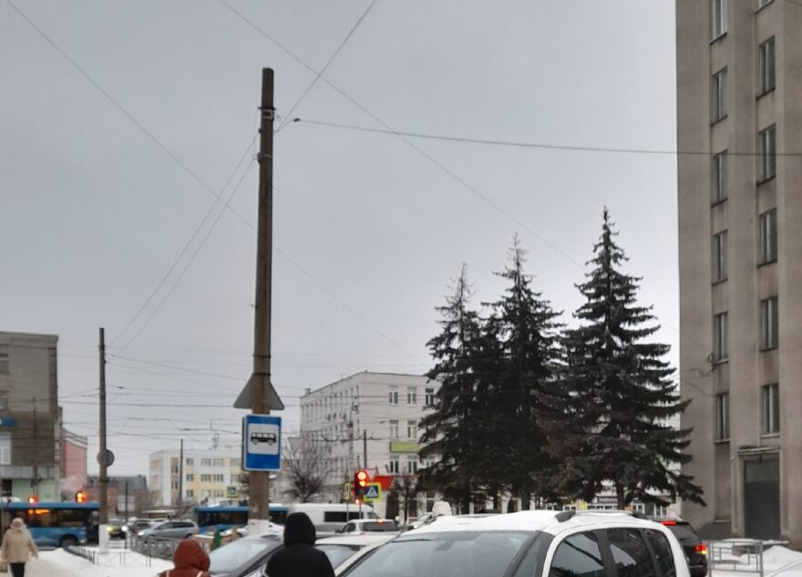 Отсутствие оборудованных остановок в Твери беспокоит пассажиров Отсутствие оборудованных остановок в Твери беспокоит пассажиров