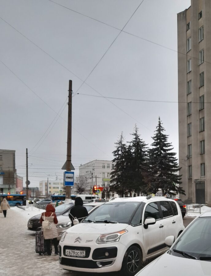 Отсутствие оборудованных остановок в Твери беспокоит пассажиров