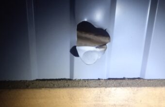 Салют пробил крышу жилого дома в Тверской области Салют пробил крышу жилого дома в Тверской области