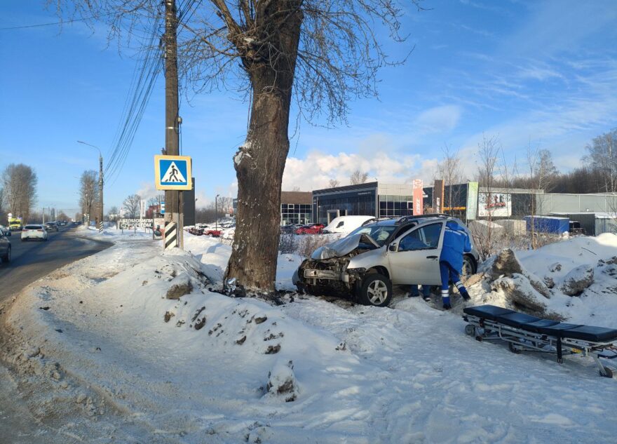 В Твери не поделили дорогу «Ниссан» и «Рено»