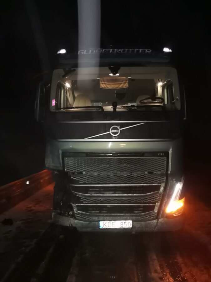 «Рено» выехал на «встречку» и врезался в «Вольво» в Тверской области