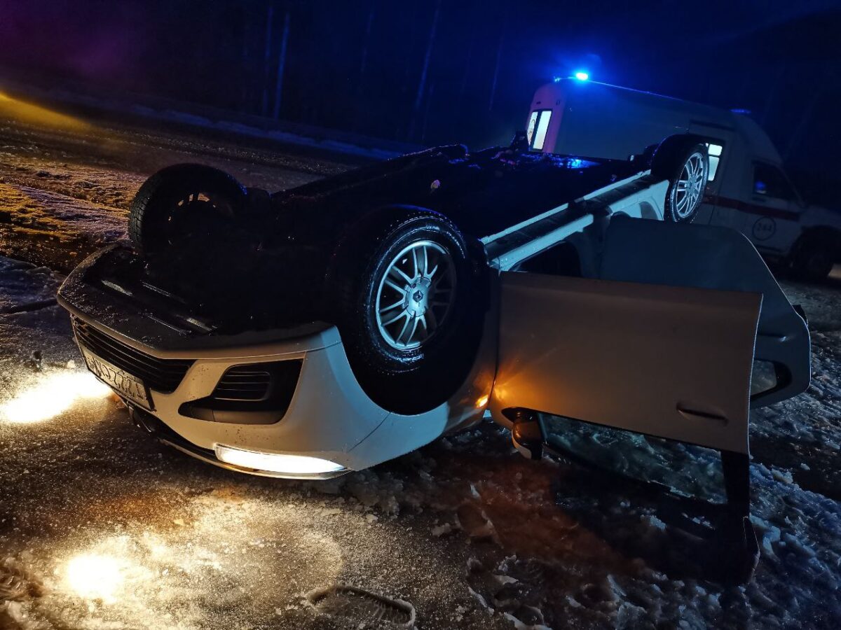 «Рено» выехал на «встречку» и врезался в «Вольво» в Тверской области