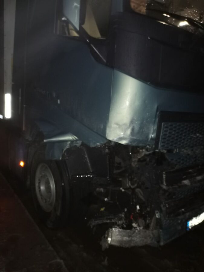 «Рено» выехал на «встречку» и врезался в «Вольво» в Тверской области