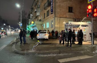 После столкновения «Хендай» сбил стоящую на тротуаре женщину в Твери