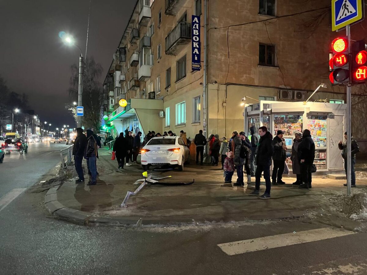 В твери на волоколамском проспекте. Машина на тротуаре. На улице. Показать пешеходов на улице.