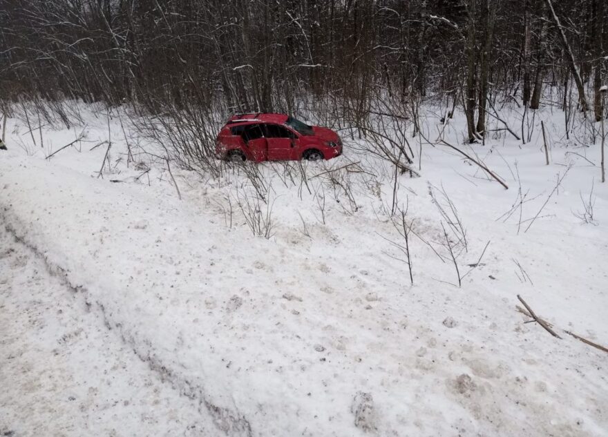На трассе в Тверской области «Понтиак» оказался в кювете