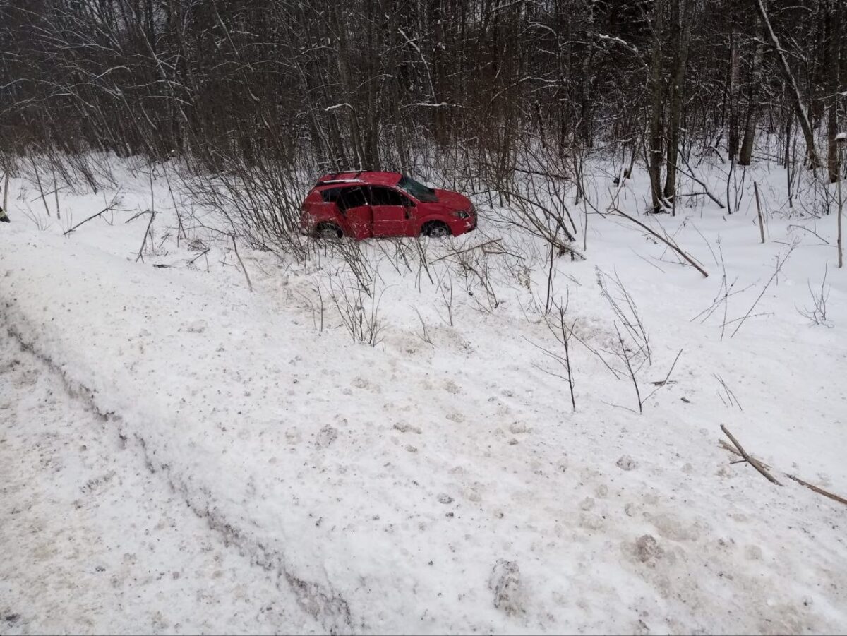 На трассе в Тверской области «Понтиак» оказался в кювете