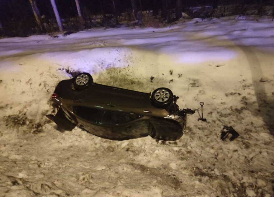 На  трассе в Тверской области легковушка вылетела в кювет