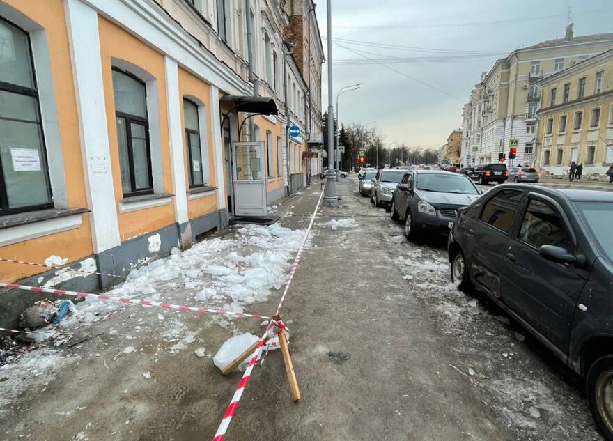 На молодую жительницу Твери упала ледяная наледь с крыши дома На молодую жительницу Твери упала ледяная наледь с крыши дома