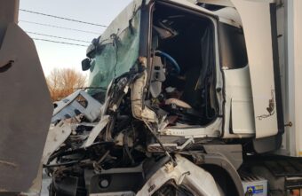 Под Тверью фура протаранила остановившийся на светофоре самосвал Под Тверью фура протаранила остановившийся на светофоре самосвал