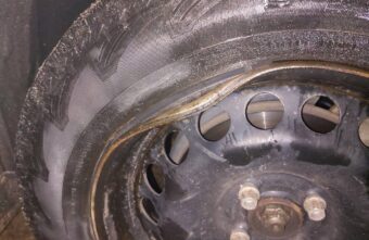 На дороге в Тверской области машины гнут диски и теряют колпаки