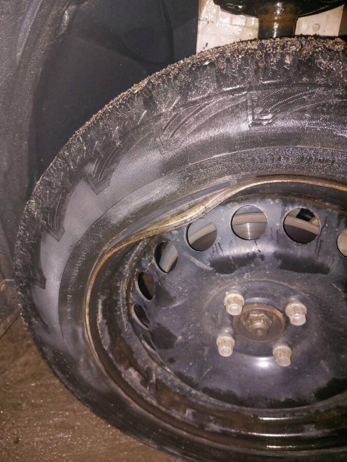 На дороге в Тверской области машины гнут диски и теряют колпаки