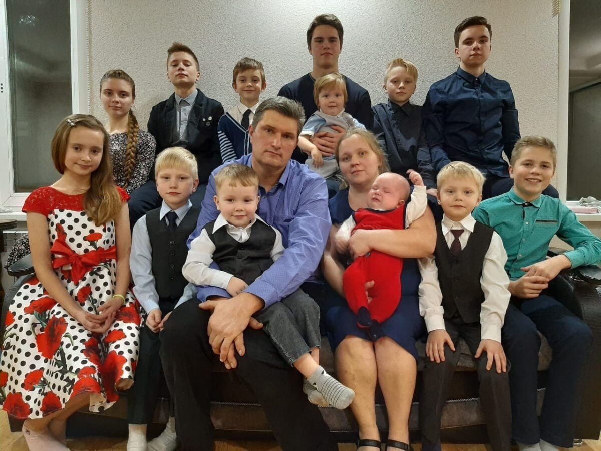 Многодетная семья в 2024 году санкт петербург. Многодетная семья. Многодетная семья 13 детей. Многодетный отец.