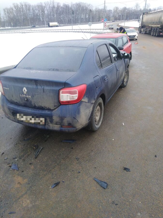 На окружной под Тверью лоб в лоб столкнулись легковушки