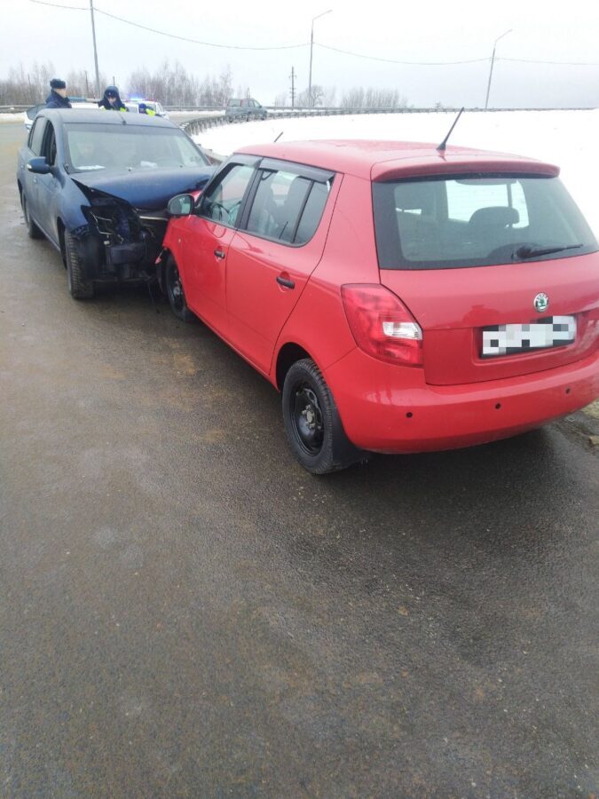 На окружной под Тверью лоб в лоб столкнулись легковушки