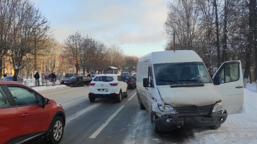 Женщина пострадала в столкновении ВАЗа и "Мерседеса" в Твери Женщина пострадала в столкновении ВАЗа и "Мерседеса" в Твери