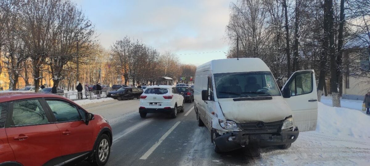 Женщина пострадала в столкновении ВАЗа и "Мерседеса" в Твери