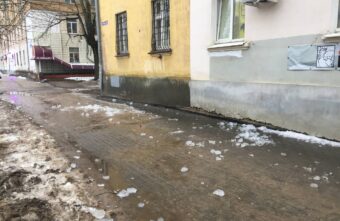 Женщина попала в больницу после падения наледи с крыши дома в Твери