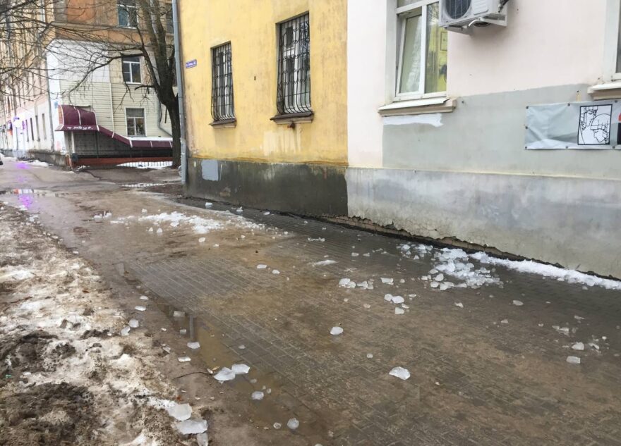 Женщина попала в больницу после падения наледи с крыши дома в Твери Женщина попала в больницу после падения наледи с крыши дома в Твери