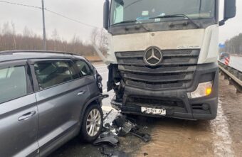 На трассе под Тверью фура врезалась в "Шкоду" На трассе под Тверью фура врезалась в "Шкоду"