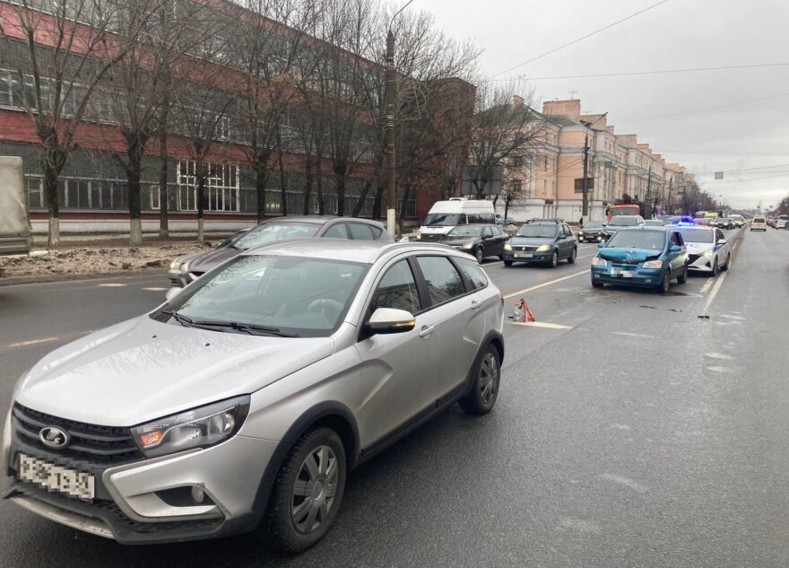 Мужчина пострадал в столкновении "Хёндая" и "Лады" в Твери Мужчина пострадал в столкновении "Хёндая" и "Лады" в Твери