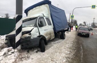 Иномарка сбила пешехода после столкновения с "Газелью" в Тверской области Иномарка сбила пешехода после столкновения с "Газелью" в Тверской области