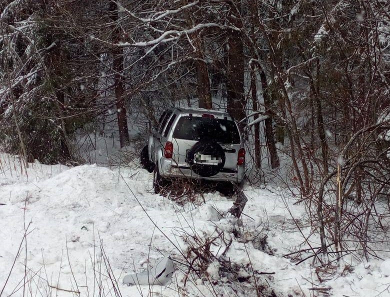 В Тверской области пострадал пожилой водитель вылетевшего в кювет джипа