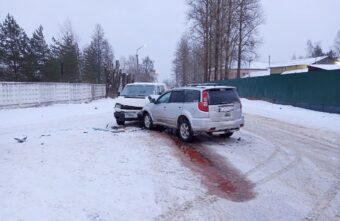 Женщина пострадала в лобовом столкновении двух иномарок в Тверской области Женщина пострадала в лобовом столкновении двух иномарок в Тверской области