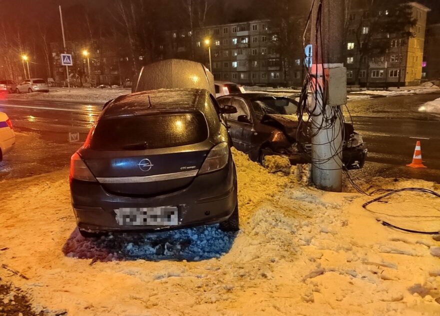 Два человека пострадали в столкновении "Опеля" и "Шевроле" в Твери Два человека пострадали в столкновении "Опеля" и "Шевроле" в Твери