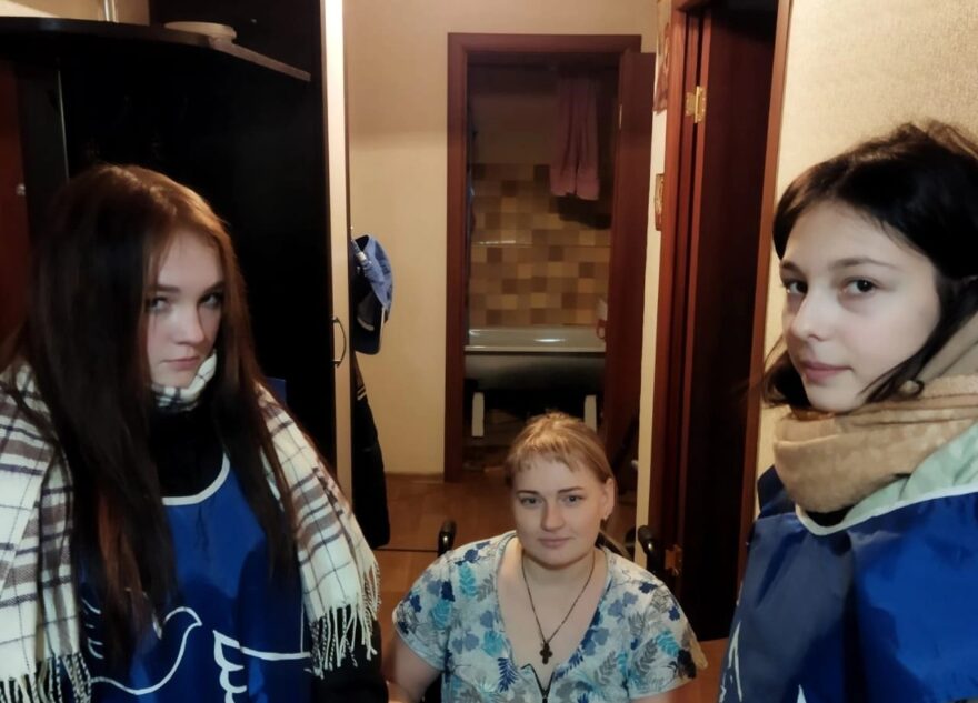 Лихославльские волонтёры принесли в дома радость и сладкие подарки