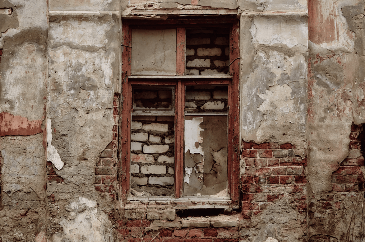 Прокуратура потребовала установить забор вокруг заброшенного дома в Тверской области