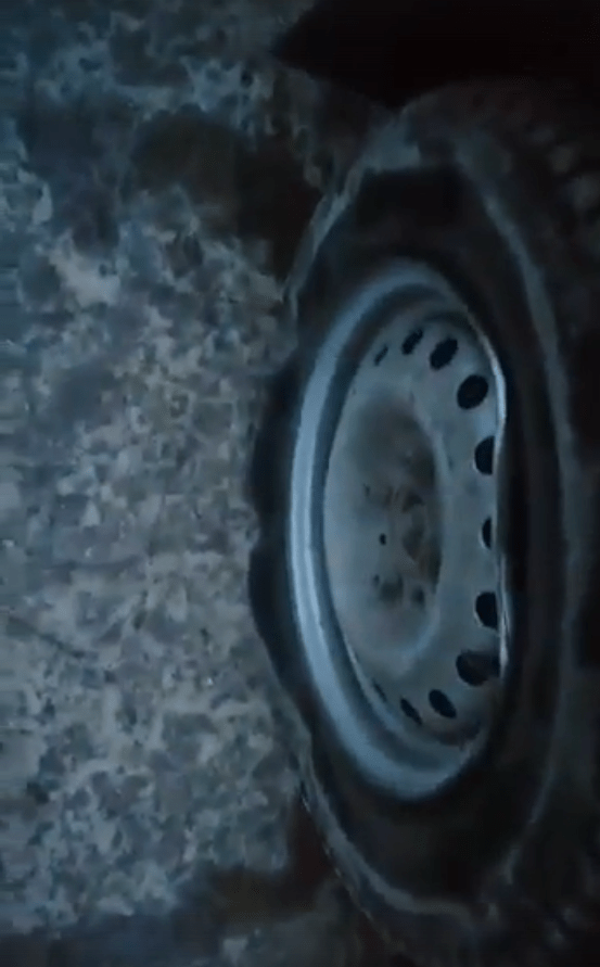 Одна за другой машины попадают в яму и ломаются на дороге в Тверской области