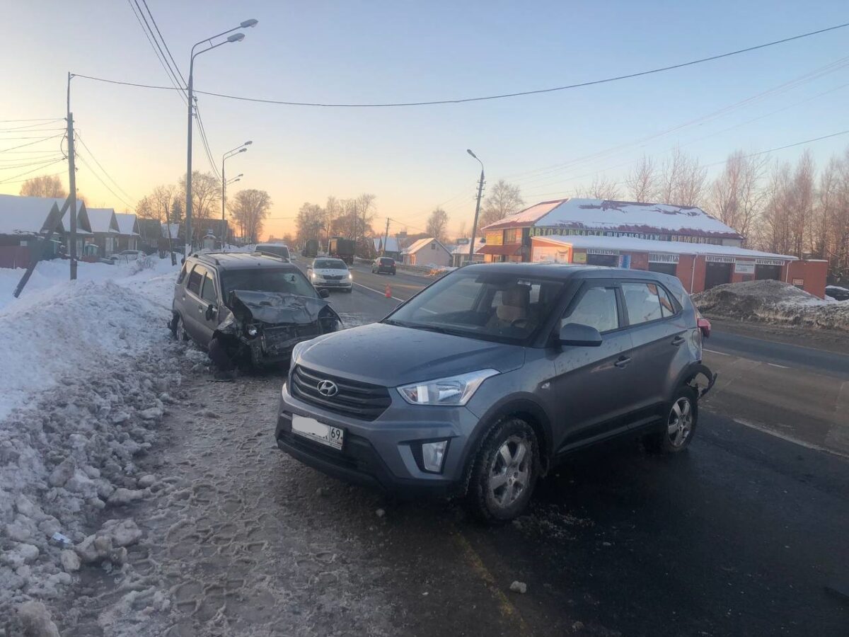 На трассе М-10 в Тверской области столкнулись три автомобиля