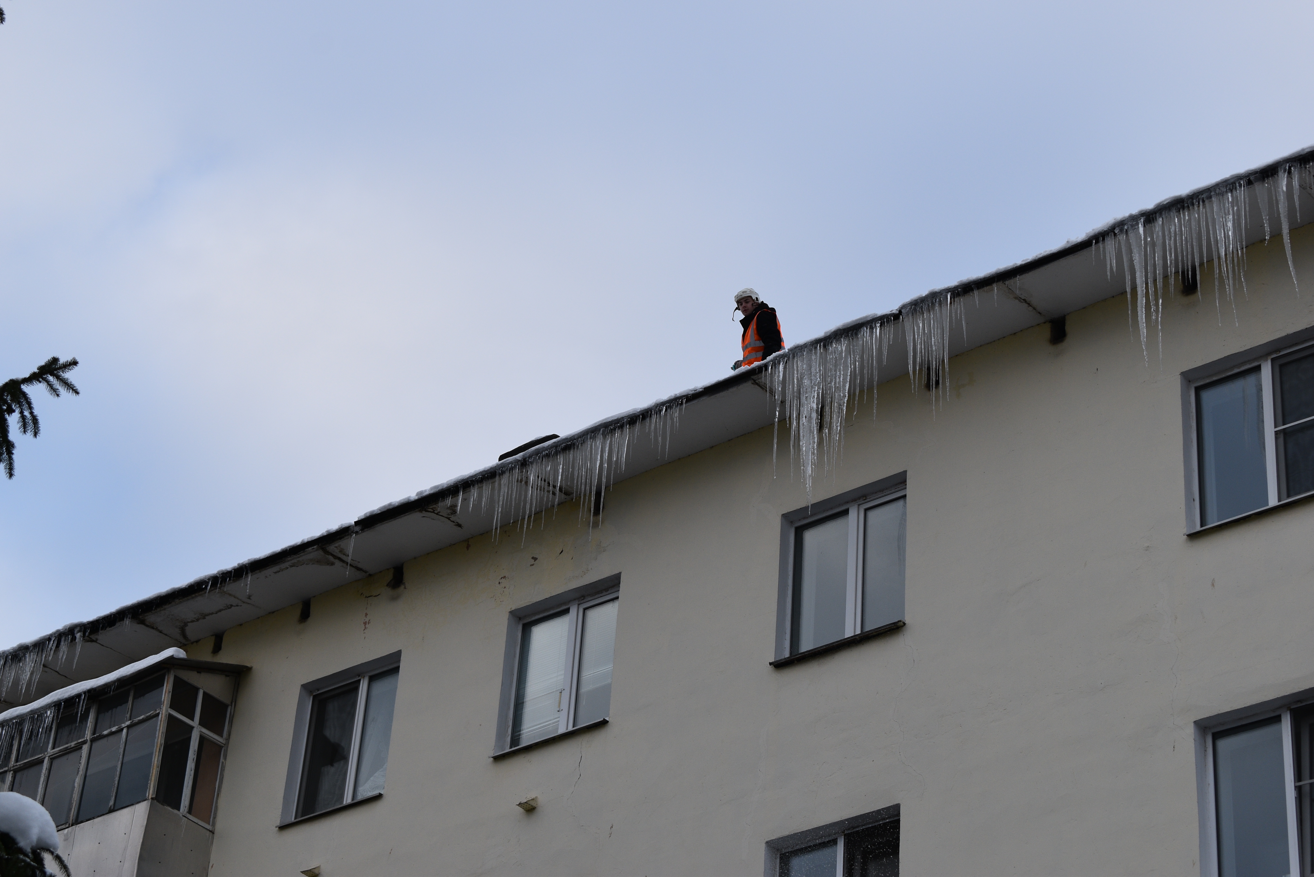 Опасные крыши Твери очищают от снега и льда