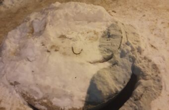 Крышку колодца в Твери в течение двух лет срывают неизвестные Крышку колодца в Твери в течение двух лет срывают неизвестные