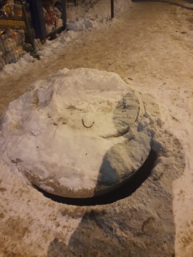 Крышку колодца в Твери в течение двух лет срывают неизвестные