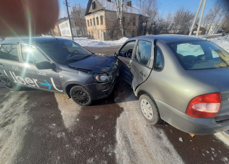 Две лады столкнулись на перекрёстке в Тверской области