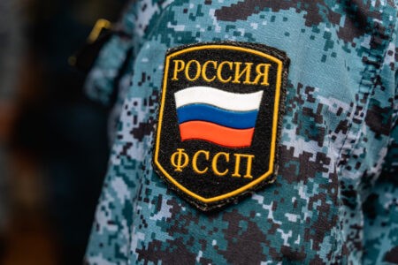 Приставы арестовали машину премиум-класса у должника из Тверской области