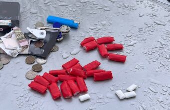 Полицейские задержали кладмена на набережной, а затем провели обыск у него дома в Твери Полицейские задержали кладмена на набережной, а затем провели обыск у него дома в Твери