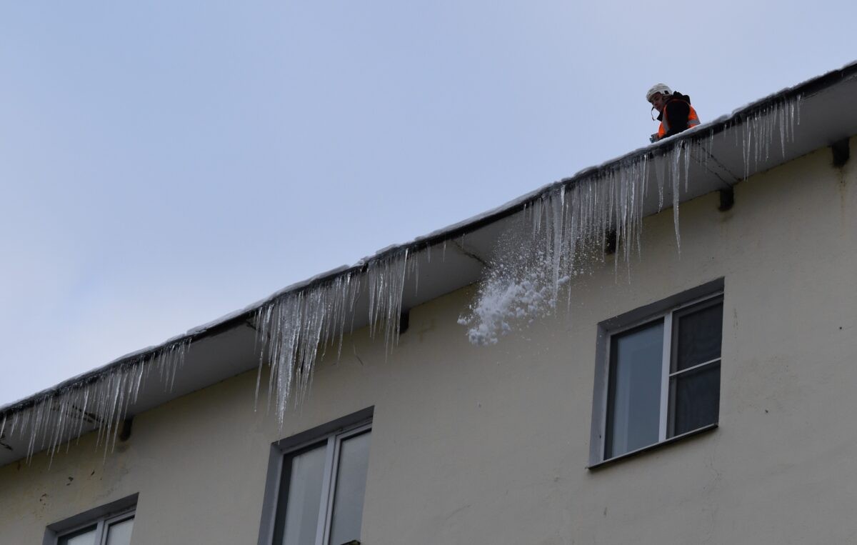 Опасные крыши Твери очищают от снега и льда