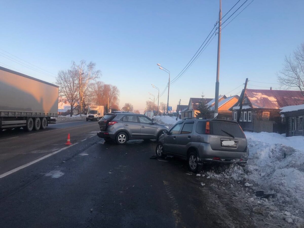 На трассе М-10 в Тверской области столкнулись три автомобиля