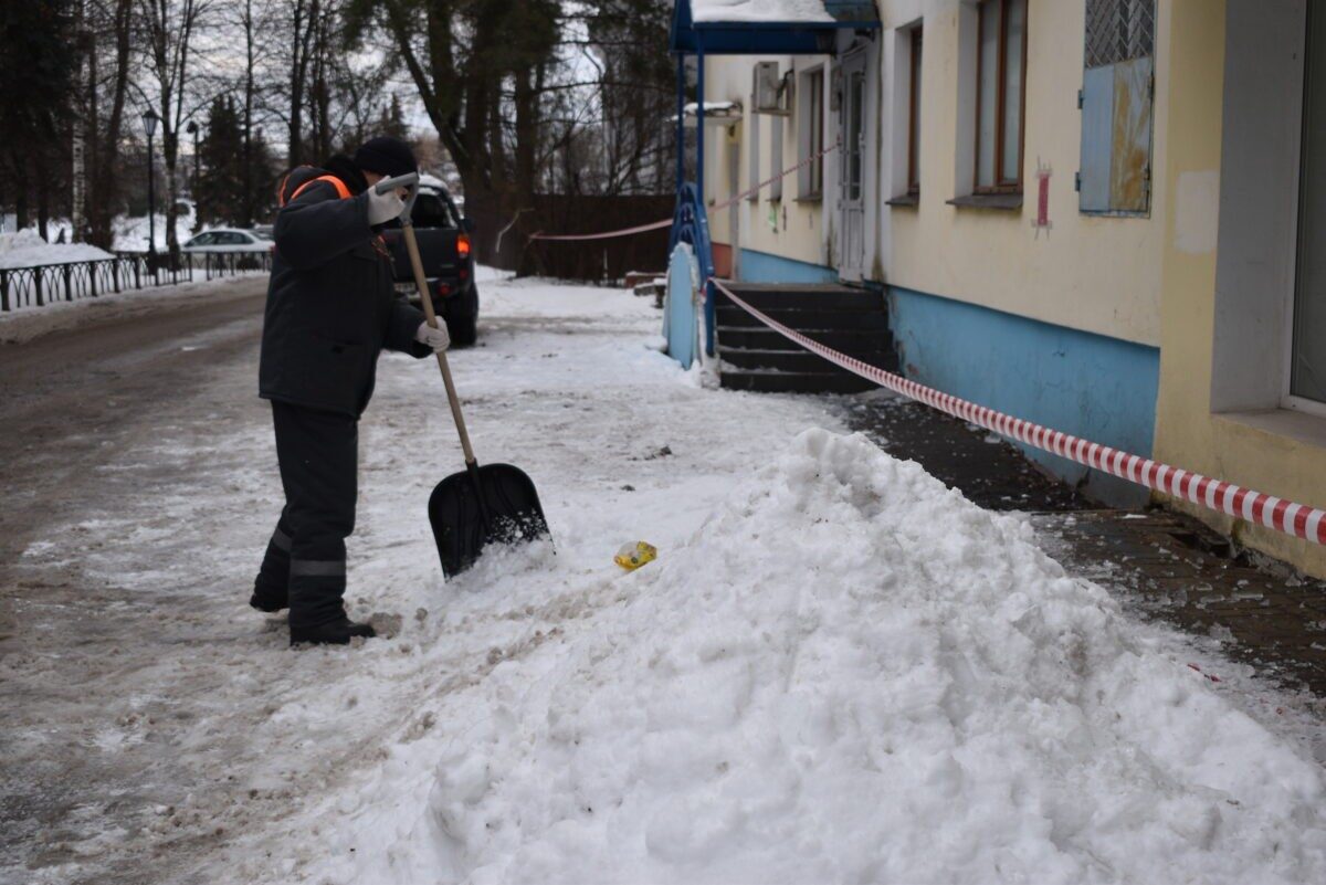 Опасные крыши Твери очищают от снега и льда