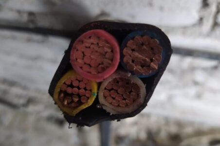 В Тверской области двое мужчин украли кабеля у предпринимателя В Тверской области двое мужчин украли кабеля у предпринимателя